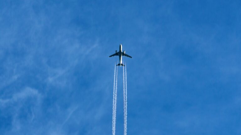airplane-flying-blue-sky-1-768x432
